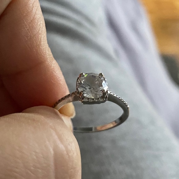 Sterling Silver Ring with Cubic Zirconium center - Picture 5 of 6